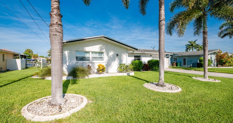 Banyan Cove: A Community Surrounded by Lush Greenery in Fort Myers